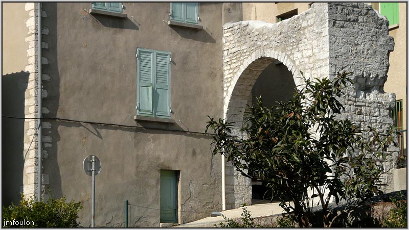 rue-st-claire-10web.jpg - Rue Saint Claire - Vestiges du rempart qui protégeait les contes de Provence dont le palais se trouvait à la Grand Place, aujourd'hui place de l'Horloge