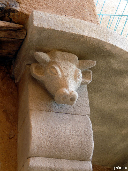 st-saturnin-02.jpg - Tête de vache scultée dans la pierre