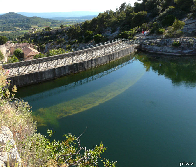 st-saturnin-20.jpg - Le barrage actuel ( 1902 ) Sous l'eau on devine l'ancien barrage immergé datant de 1936