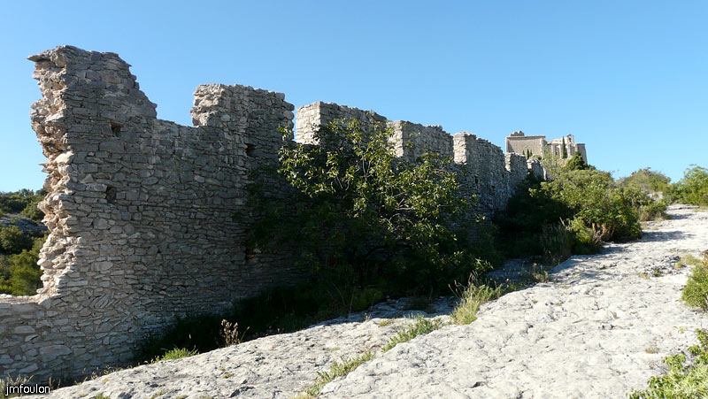 st-saturnin-26.jpg - Vestiges de remparts, au loin le chateau