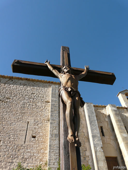 st-saturnin-31.jpg - Crucifix sur l'esplanade du chateau
