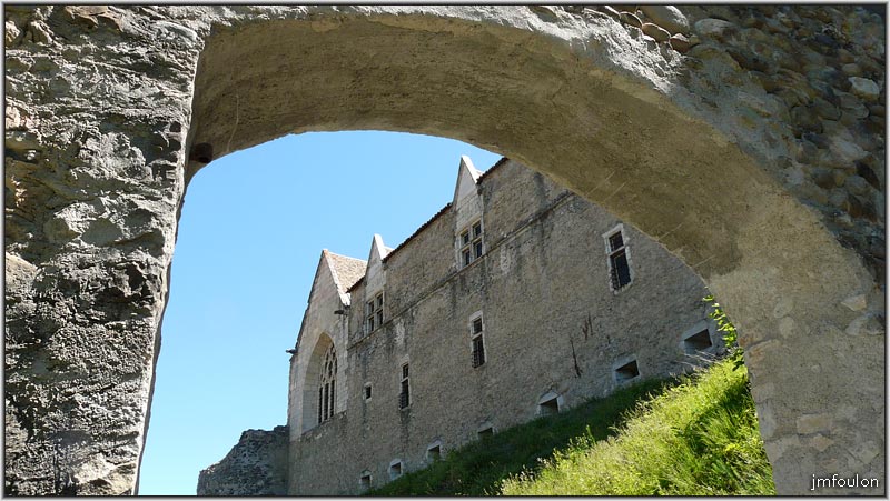 tallard-chateau-03web.jpg - Porte d'accès au château dans le rempart Est. Vue sur l'aile des Gardes, la Chapelle et les vestiges de la Tour de la Prison