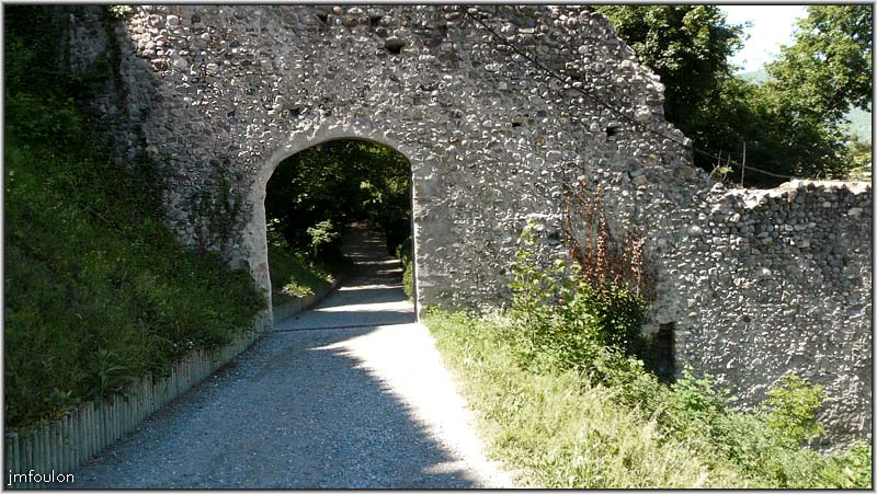 tallard-chateau-31web.jpg - Rempart Est et accès au château. Vue de l'intérieur