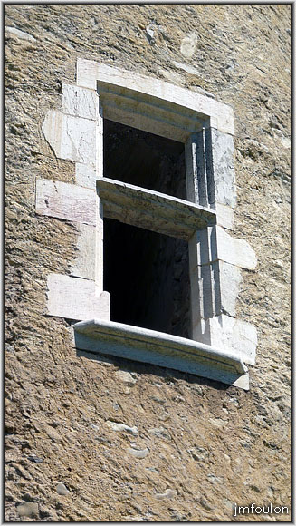 tallard-chateau-41web.jpg - Détail d'une des ouvertures à simple meneau sur cette tour