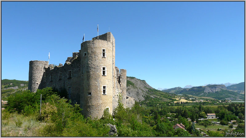 tallard-chateau-51web.jpg - On voit bien ici la forme triangulaire de cet imposant château-fort