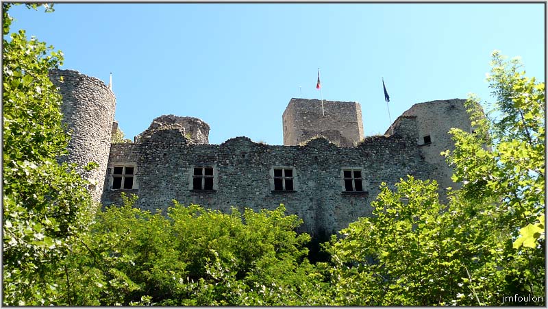tallard-chateau-54web.jpg - Le logis du Seigneur et ses fenêtres à meneaux. A droite en haut, la tour de l'Escalier, qui se trouve à l'intérieur du château et à laquelle on accède par la Haute Cour