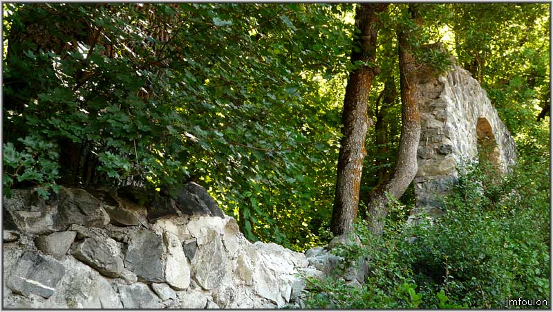 tallard-chateau-59web.jpg - Parc de la Garenne. Mur Est et entrée