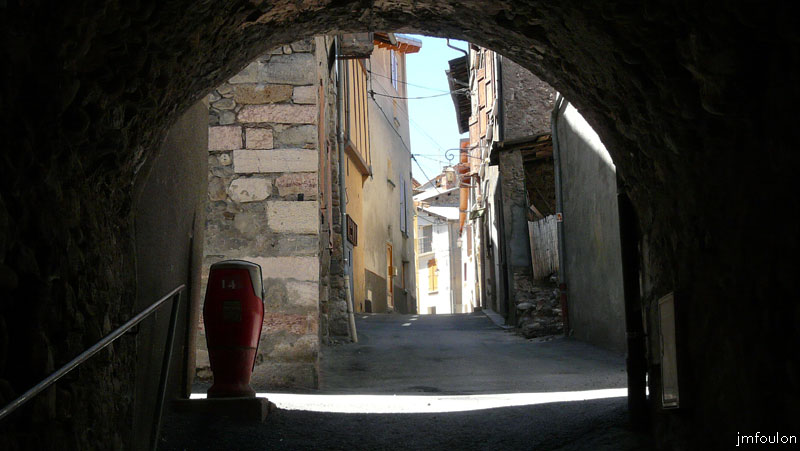 tallard-76web.jpg - Porte Durance - Sortie dans le Bourg (autre vue)