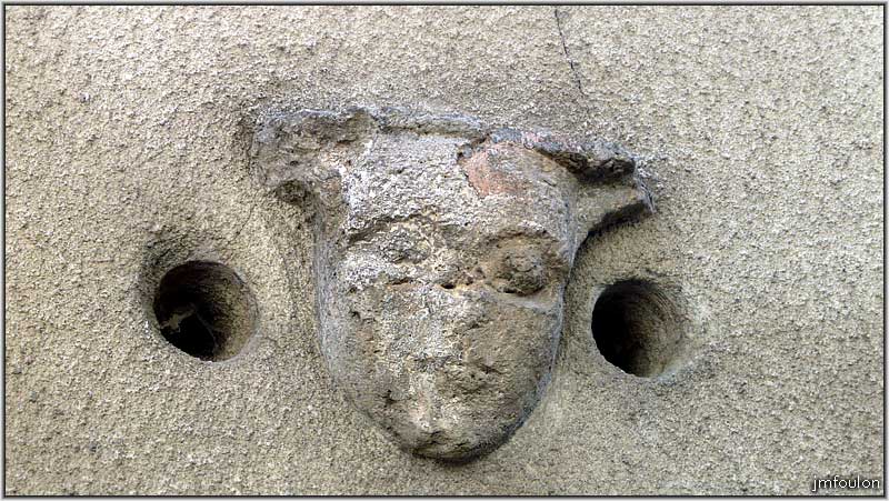 tallard-84web.jpg - Rue des Arcs - Tête scultée sur une façade