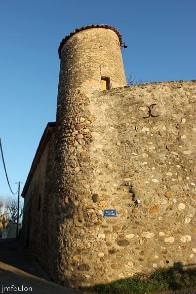 theze-chateau-04web.jpg - Thèze - Facades Nord et Ouest du château. A l'angle de celles-ci se trouve une vielle tour devenue pigeonnier