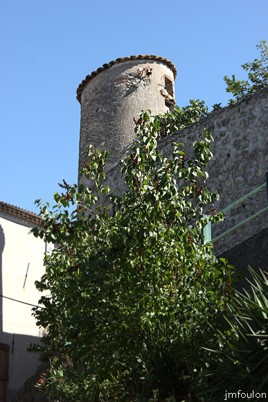 theze-chateau-05web.jpg - Thèze - La tour-pigeonnier du château (autre vue)