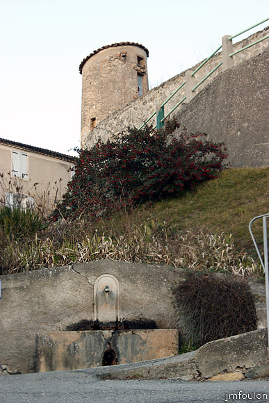 theze-chateau-13web.jpg - Thèze - La Fontaine du Passage du Centre est en arrière plan, le château