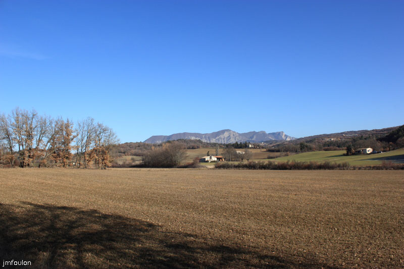 theze-tour-chenes_001.jpg - Vue sur le quartier de Préjalaye. Au loin," La Montagne" avec de droite à gauche:  Malaup (1581 m), le Colombier (1478 m), les Croix (1425 m ) et la Tête de Boursier (1256 m)