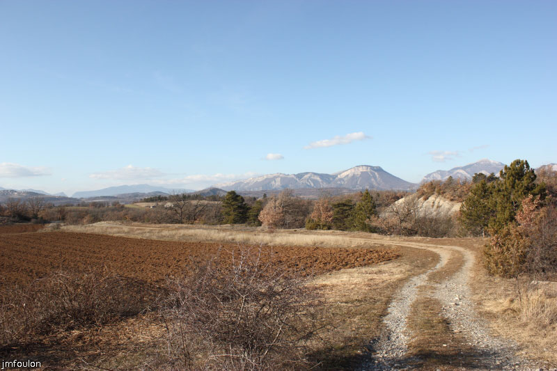 theze-tour-chenes_039.JPG - Vue vers le Nord depuis la piste. Au loin de gauche à droite: Montagne de St Genis ou de l'Aup (1151 m) La crêtes des Selles et au plus haut, Aujour (1830 m)
