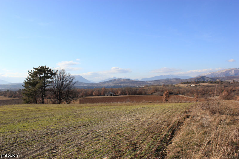 theze-tour-chenes_041.JPG - Vue vers l'Est depuis la piste. On aperçois la bergerie des Sagnières d'ou nous venons. Au loin à gauche, la montagne de Chabre (1352 m)