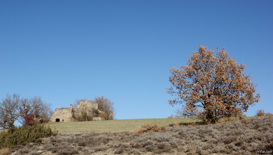 theze-tour-chenes_048.JPG - Les Ponchons (autre ruine à l'Est de la piste)