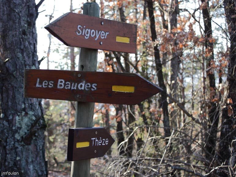 theze-tour-chenes_064.JPG - Croisement de PR. Nous continuons tout droit pour rejoindre notre point de départ: Thèze