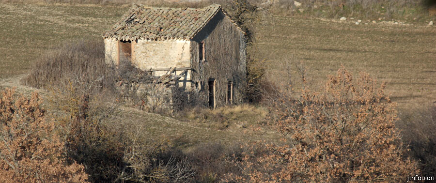 theze-tour-chenes_065.JPG - Avant cela, changement d'objectif et zoom à l'Est sur une vieille bâtisse intacte mais en sursis