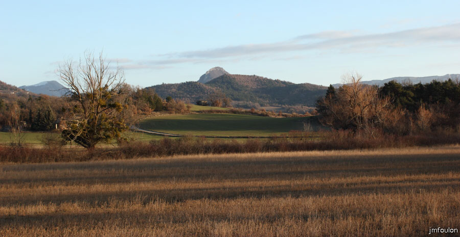 theze-tour-chenes_075.JPG - Vue vers l'Est en fin d'après midi. Au centre: la montagne de Hongrie (1189 m)