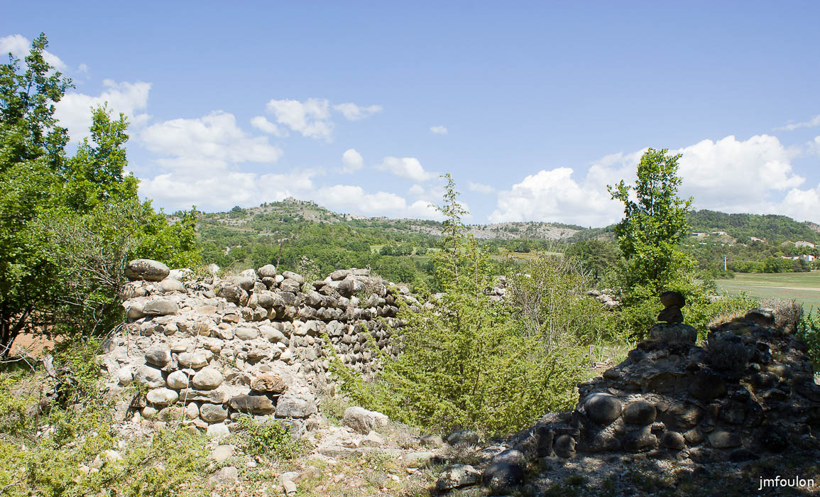 theze-tr-chenes-009-2.jpg - Ruine d'une chapelle. Au loin à gauche le château des Malpoils à Sigoyer