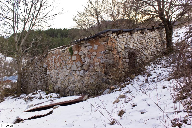 tour-du-puy-022.jpg - Une autre bergerie en ruine entre Dalmas et le Gayne