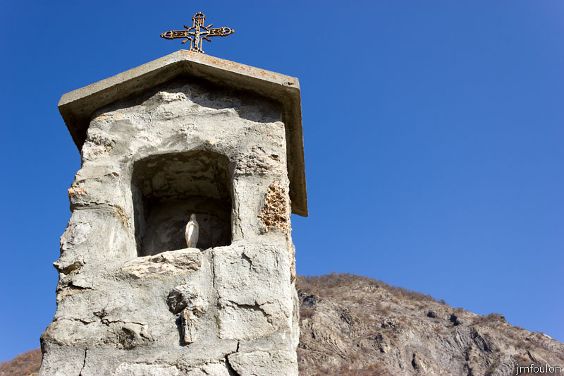 tour-tete-pape-12.jpg - Oratoire - La niche et sa minuscule Vierge
