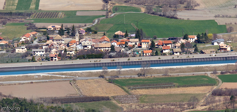 tour-tete-pape-35.jpg - Zoom sur Rochebrune. Le barrage de Serre-Ponçon se trouve à environ 7 Km à l'Est