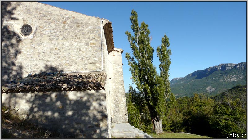 eglise-10web.jpg - Vue sur la petite pièce et une partie de la façade ouest. Au loin à droite, Montages de Boudeichard (1321 m) et de Pelegrine (1355 m)