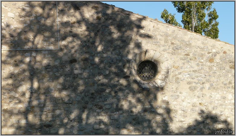 eglise-11web.jpg - Ombre et lumière sur la façade ouest et son unique ouverture, un petit oculus