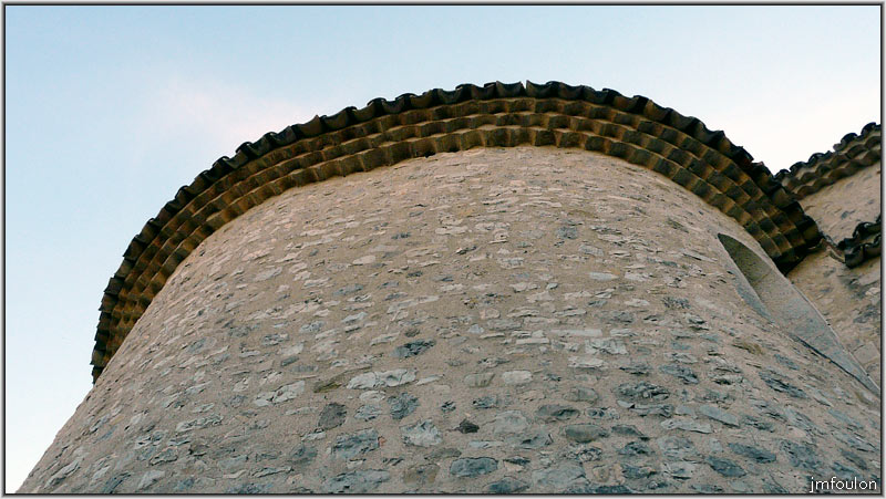 eglise-18web.jpg - Vue sur les trois rangs de génoise de la toiture de l'abside