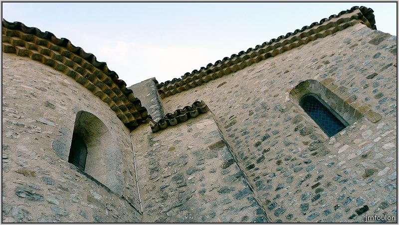 eglise-19web.jpg - Vue sur la partie nord de l'abside posée sur un pignon dont on voit ici la partie nord. Entre les deux, un contrefort