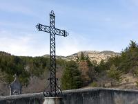 Lac de Serre-Ponçon  Le cimetière reconstruit et sa croix déplacée