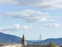Le Poët - Hautes Alpes  Vue sur le clocher de l'église Saint Pierre (XIe siècle) et le campanile de la mairie à droite ...