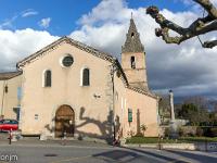 Le Poët - Hautes Alpes  Eglise Saint Pierre - Façade Ouest et Sud. A droite, le monument au mort et l'arbre de la Liberté (un olivier encore petit) ...