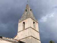 Le Poët - Hautes Alpes  Eglise Saint Pierre - Le clocher. Sa base est évasée pour renforcer son assise au sol ...