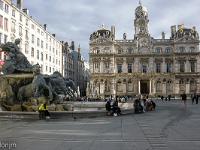 Lyon - 3 janvier 2024  Lyon - Hôtel de Ville et fontaine Barhtoldi ...