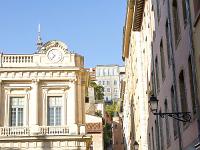 Lyon  Quartier Saint Jean - Place du Change. A gauche, une partie de l’ancienne bourse de change. C’est un temple protestant depuis 1804