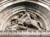 Lyon  Quartier Saint Georges -Sculpture sur le fronton de l'entrée de l'église Saint-Georges : St Georges terrassant le dragon (Charles Dufraine)