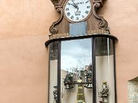 Lyon  Quartier Saint Jean - L'horloge Charvet, également connue sous le nom d'« horloge aux Guignols ». Elle date de 1864