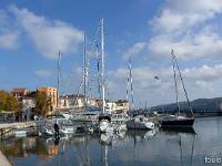 Martigues - L'île  Le canal Baussengue,  le quartier et le port de Ferrières