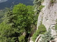 Grotte et couvent Sainte Marie Madeleine - Juin 2021  Vue sur les escaliers depuis l'esplanade