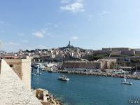 Fort St Jean (XIII / XIVe)  Vue sur Marseille et l'entrée du port depuis le chemin de ronde du fort