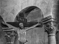 Noir & Blanc - Patrimoine religieux  Christ suspendu - Eglise du monastère ND de Ganagobie (Alpes de Haute Provence)