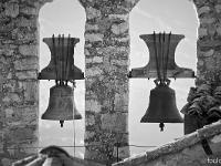 Noir & Blanc - Patrimoine religieux  Cloches du clocher-mur de l'église Saint Marcel à SIsteron (XIIe) - Alpes de Haute Provence