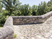 Pont Roman à Mane (04)  Les pierres taillées des parapets sont munies de tenons et mortaises ...