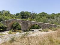 Pont Roman à Mane (04)  Vue sur le pont (Sud) et la Laye qu'il chevauche ...