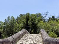 Pont Roman à Mane (04)  Vue sur le dos d'âne au dessus et à l'axe de la grande arche ...