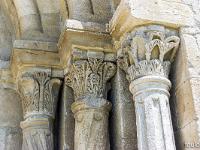 Salagon  Châpiteaux ornés de feuilles d'acanthes à droite de l'entrée ...