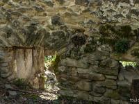 A l'Est de Saint Symphorien  Ruines du hameau de La Baumelle