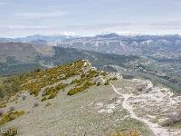 Pic et crête de Saint Cyr  Le sentier qui longe la ligne de crête et la vue sur les Alpes enneigées